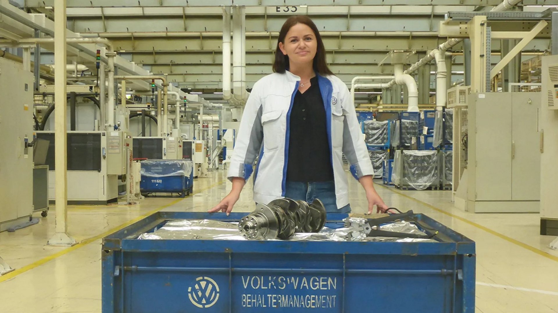 A VW-nél a forgattyús tengelyek hosszú távú tárolása Mirela Nowak asszony a VW hosszú távú tárolási csomagolásaival