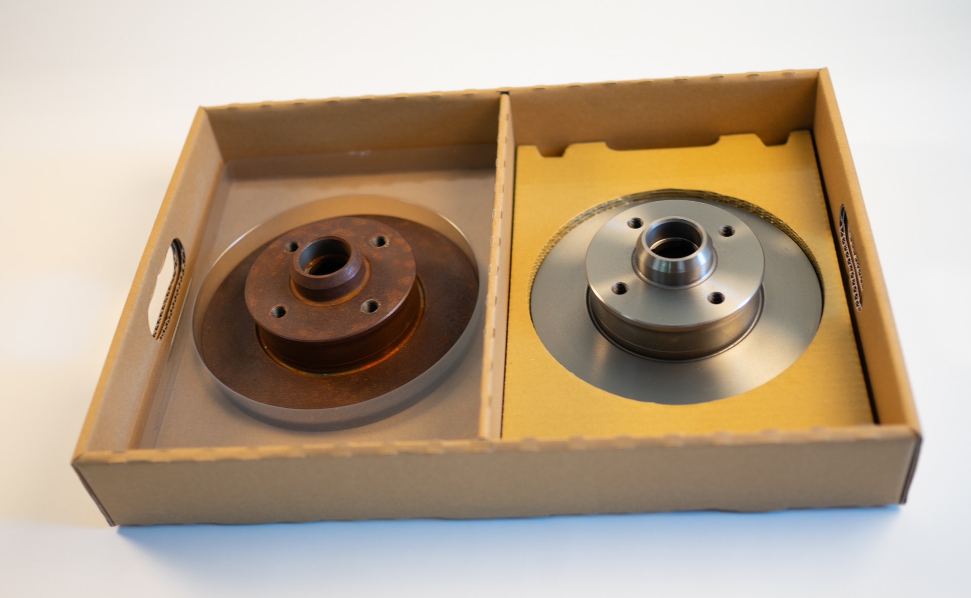 VCI Layertray schützt Metallteil vor Rost; Vergleich zu verrostetem Teil in Standardverpackung